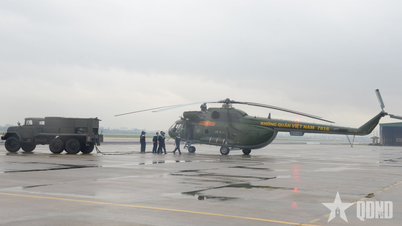 Helikopter Rejimen Tentera Udara 930 bersedia untuk berlepas untuk penerbangan menyelamat di wilayah Selatan Tengah.