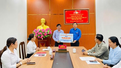 ចុះសួរសុខទុក្ខ និងជួយប្រជាពលរដ្ឋដែលរងគ្រោះដោយជំនន់ទឹកភ្លៀងនៅឃុំ Duc Hue