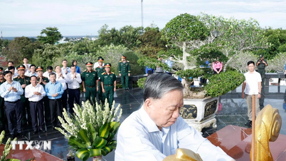 Der Generalsekretär opfert Weihrauch zum Gedenken an Präsident Ho Chi Minh und die Märtyrer in Phu Quoc.