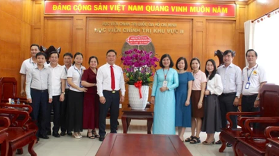 ໄຕນິງ: ມາ​ຢ້ຽມ​ຢາມ ແລະ ຊົມ​ເຊີຍ​ສະ​ຖາ​ບັນ​ການ​ເມືອງ​ພາກ​ພື້ນ II ເນື່ອງ​ໃນ​ໂອ​ກາດ​ສະ​ເຫຼີມ​ສະ​ຫຼອງ 43 ປີ​ແຫ່ງ​ວັນ​ຄູ​ອາ​ຈານ​ຫວຽດ​ນາມ.