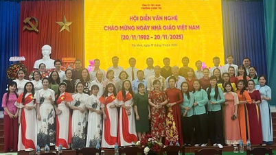 ໂຮງຮຽນການເມືອງການປົກຄອງແຂວງ ໄຕນິງ ໄດ້ຈັດຕັ້ງການເຄື່ອນໄຫວສະເຫຼີມສະຫຼອງວັນຄູຫວຽດນາມ 20 ພະຈິກ