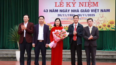 Sekolah Menengah Atas Khusus Ha Giang merayakan hari jadi ke-43 Hari Guru Vietnam