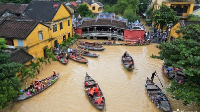 Hoi An sular altında kaldı, turistler hala ziyarete akın ediyor, eski şehri görmek için teknelere biniyor