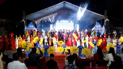 W gminie Phu Loc odbyła się noc pokazów sztuki i mody z okazji Dnia Nauczyciela Wietnamskiego