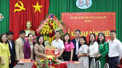 A Secretária Adjunta Permanente do Comitê Provincial do Partido, Cao Thi Hoa An, visitou e parabenizou instituições de ensino e professores de destaque.