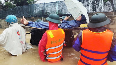 De provinciale grenswacht van Gia Lai ging het overstromingsgebied binnen om mensen in veiligheid te brengen.