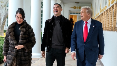 Ronaldo en zijn verloofde wandelen rustig met meneer Trump