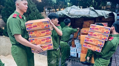 ຄວາມພະຍາຍາມຢ່າງຮີບດ່ວນກຳລັງດຳເນີນຢູ່ເພື່ອຂົນສົ່ງສິນຄ້າ ແລະ ແຈກຢາຍອາຫານໃຫ້ແກ່ປະຊາຊົນໃນເຂດທີ່ໄດ້ຮັບຜົນກະທົບຈາກໄພນໍ້າຖ້ວມ ແລະ ເຂດຫ່າງໄກສອກຫຼີກ.