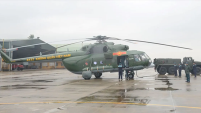 Los helicópteros están listos para transportar ayuda humanitaria a las víctimas de las inundaciones.