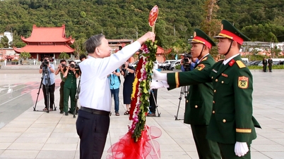 Generalsekretär To Lam legt Blumen und Weihrauch nieder, um Präsident Ho Chi Minh und den heldenhaften Märtyrern in Phu Quoc zu gedenken.