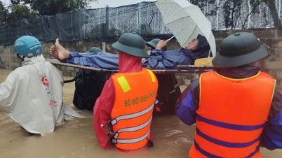 Grenzbeamte unterstützen Menschen in überschwemmten Gebieten
