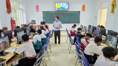 المعلمون في كوانج تري "يحملون" التكنولوجيا إلى الفصول الدراسية في وسط الغابة