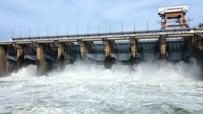 Гидроэлектростанция Три Ан продолжает увеличивать сброс паводка ниже по течению 20 ноября.