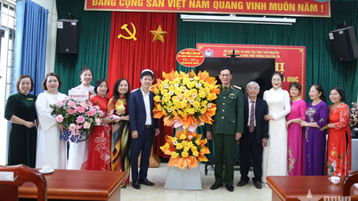 យោធភូមិភាគទី១ បានទៅសួរសុខទុក្ខ និងអបអរសាទរវិទ្យាល័យ Chu Van An ក្នុងឱកាសទិវាគ្រូបង្រៀនវៀតណាម។