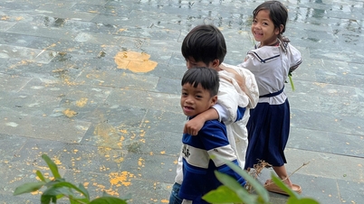 Studenti postižení záplavami oslavují 20. listopadu Den učitelů originálními dárky
