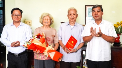 도당위원회 부비서 - 김응옥타이, 교육계 전직 지도자들을 방문하여 축하