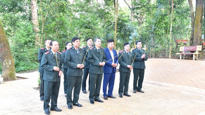 L'Inspection provinciale de Tuyen Quang offre de l'encens pour célébrer le 80e anniversaire de la Journée traditionnelle de l'Inspection du Vietnam.