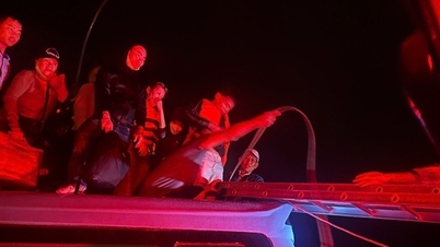 Politiet reddet 33 personer på passasjerbuss som var i ferd med å bli revet med av flomvannet.