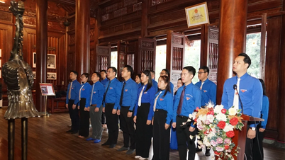 ຄະນະ​ຊາວ​ໜຸ່ມ​ແຂວງ ລາວ​ກາຍ ​ໄດ້​ລາຍ​ງານ​ກ່ຽວ​ກັບ​ຜົນງານ​ຂອງ​ລຸງ​ໂຮ່ ​ແລະ ນັກຮົບ​ວິລະ​ຊົນ ກ່ອນ​ກອງ​ປະຊຸມ​ໃຫຍ່​ຄັ້ງ​ທີ 1 ຄະນະ​ຊາວ​ໜຸ່ມ​ກອມ​ມູນິດ ​ໂຮ່ຈີ​ມິນ ​ແຂວງ ລາວ​ກາຍ.