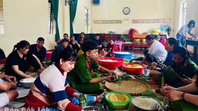 Préparation de plus de 1 500 bánh chưng et bánh tét destinés aux populations des zones inondées de l'est de la province de Dak Lak