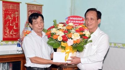 قام رئيس مجلس الشعب الإقليمي فام فان ثيو بزيارة المعلم المتميز