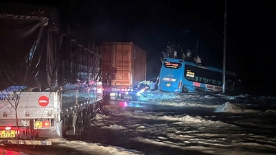 Khanh Hoa: 33 mensen succesvol gered uit een passagiersbus die de controle verloor in de overstroming