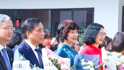 Foreign Trade University teachers receive special gifts from students in the school yard on November 20th