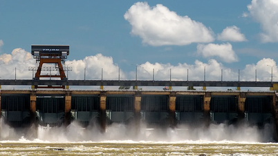 A usina hidrelétrica de Tri An continua aumentando a vazão de água para regular o fluxo a jusante.