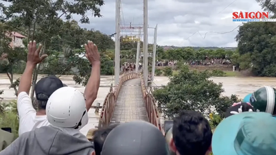 لام ڈونگ: جس لمحے سیلابی پانی لوگوں کے لیے ایک معلق پل کو بہا لے گیا۔