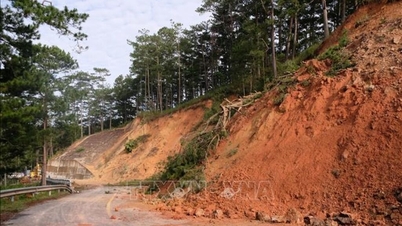 Une voie de la route nationale 1 traversant Lam Dong est bloquée en raison de gros rochers.