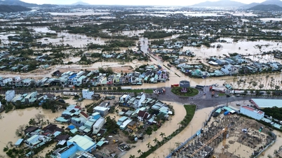Vedere panoramică a apelor inundațiilor care înconjoară multe locuri din Gia Lai și Dak Lak