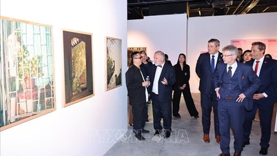 चेक गणराज्य की सीनेट के अध्यक्ष ने 'लिटिल हनोई, नेक्स्ट जेनरेशन' प्रदर्शनी का दौरा किया