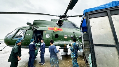 Using helicopters to transport necessities to support people in flooded areas in the South Central provinces