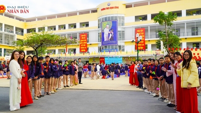 ฮานอย: โรงเรียนมัธยมศึกษา Dinh Cong เฉลิมฉลองวันครูเวียดนาม และได้รับประกาศนียบัตรเกียรติคุณสำหรับการบรรลุมาตรฐานระดับชาติ