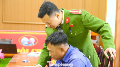 실수를 저지른 사람들에게 지식을 심어주는 특별한 선생님의 모습