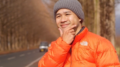 Pham Dinh Tien mosolyt vet a szobrokon keresztül