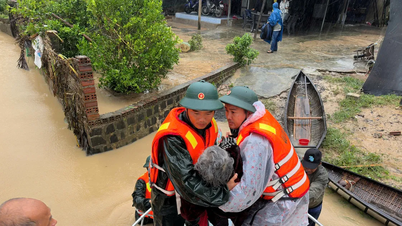Soldaten werken hard om mensen te redden in het overstromingswater