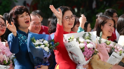 Am vietnamesischen Lehrertag sang der Schulvorstand mit den Schülern das Lied „Der grüne Sämann“.