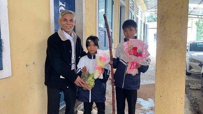 Highland students carry sugarcane, chicken, and sticky rice to give to teachers on November 20.