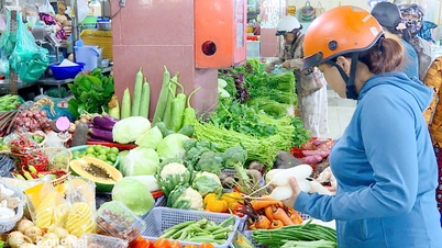 Cả tiểu thương, người tiêu dùng đều 'sốc' vì giá rau