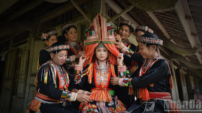 ۸۰ زوج در یک مراسم عروسی دسته جمعی در کنار دریاچه هوآن کیم، عشق خود را گرامی داشتند