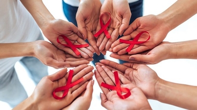 הדלת הסגורה למחצה וההבטחה הגורלית: מסעה של כתבת למציאת "אנשים אמיתיים, אירועים אמיתיים" על HIV/איידס