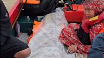 وسارعت قيادة الدفاع في المنطقة الأولى - نينه هوا إلى استخدام زورق لعبور الفيضان ونقل الضحايا إلى غرفة الطوارئ.