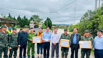 لام ڈونگ صوبائی پارٹی کمیٹی کے ڈپٹی سیکرٹری بوئی تھانگ نے نین جیا میں انتہائی خطرے والے علاقوں سے لوگوں کو فوری طور پر انخلاء کی ہدایت کی۔