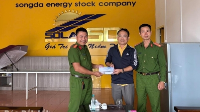 Policie okresu Tan An mobilizovala 200 milionů dongů a mnoho nezbytností na podporu lidí v oblastech postižených povodněmi.