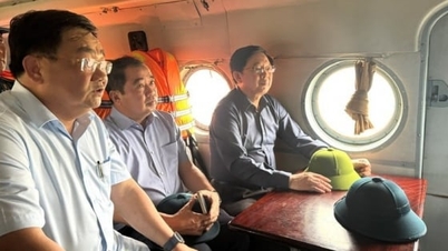 Ο αναπληρωτής πρωθυπουργός Χο Κουόκ Ντουνγκ πετάει με ελικόπτερο για να επιθεωρήσει τις πλημμύρες στην Καν Χόα