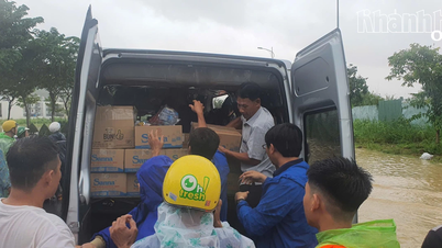 Desítky dobrovolnických vozidel poskytují nezbytnosti lidem v zaplavených oblastech