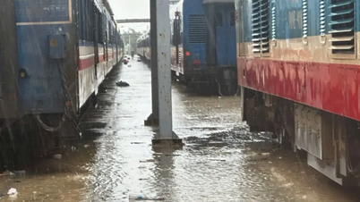 Industri kereta api memulangkan tiket untuk 11,000 penumpang yang perjalanannya dibatalkan akibat banjir