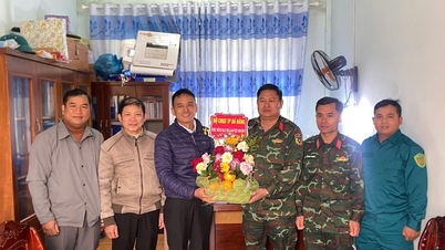 দা নাং সিটি মিলিটারি কমান্ড জাতিগত সংখ্যালঘুদের জন্য চোম প্রাথমিক ও মাধ্যমিক বোর্ডিং স্কুল পরিদর্শন করেছে এবং উপহার প্রদান করেছে