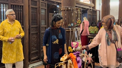 ช่างฝีมือนานาชาติจำนวนมากมาเยี่ยมชมหมู่บ้านทอผ้าไหมวันฟุก